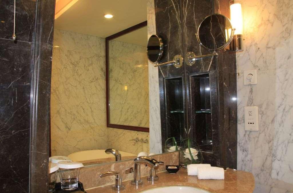 Grand Oriental Hotel Дунгуань Номер фото