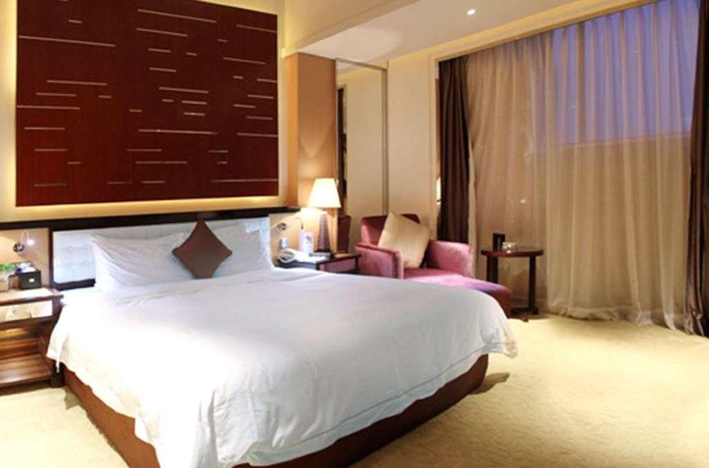 Grand Oriental Hotel Дунгуань Номер фото